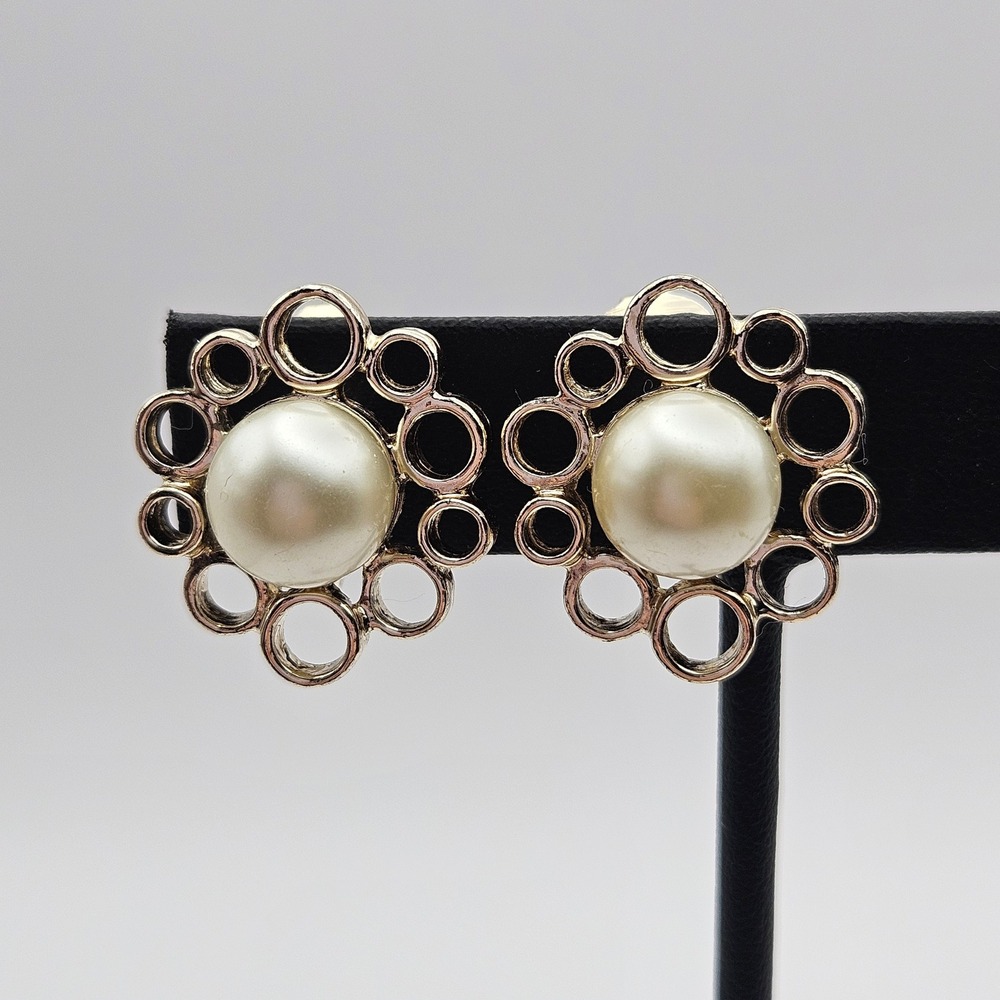 Emmons Vintage Gold Tone Faux Pearl Scalloped‎ Flower Clip On Earrings